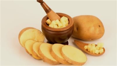 تخلصي من تجاعيد الوجه بماسك البطاطس .. 3 وصفات صباحية سهلة 	