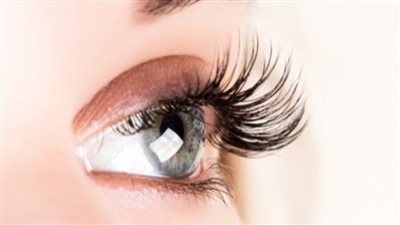 طرق طبيعية لتطويل الرموش وتكثيفها .. من جل الصبار إلى نواة التمر 	