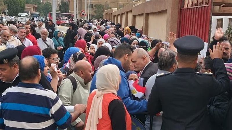 توافد المواطنين على