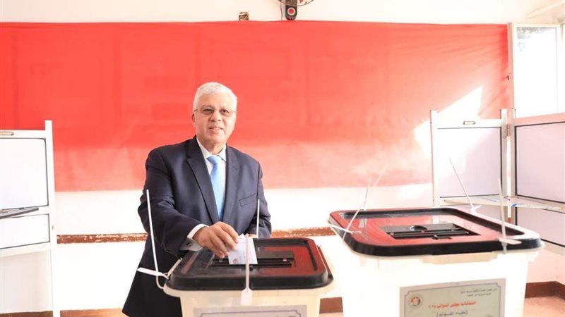  الدكتور أيمن عاشور