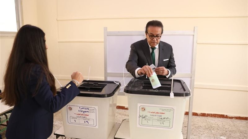 وزير الصحة يدلي بصوته