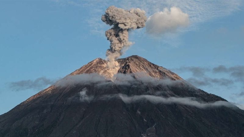 ثوران بركان جبل سيميرو