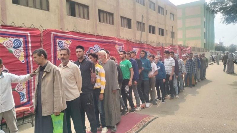 اصطفاف أمام اللجان