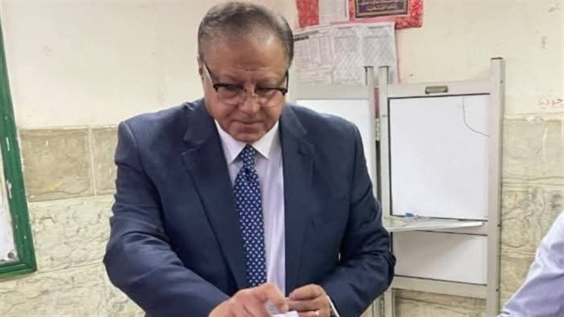 هشام عزمي يدلي بصوته