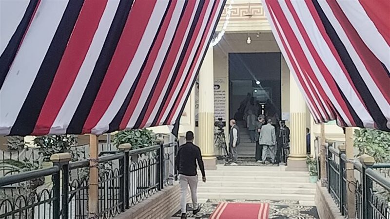 من أمام اللجان 