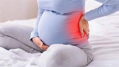 الهرمونات والحمل والولادة وراء اختلاف ألم الظهر عند النساء