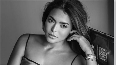 أسماء جلال تخطف الأضواء بإطلالة متنوعة من الأبيض والأسود