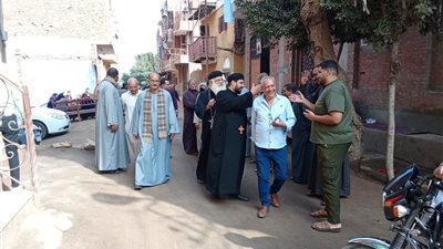 وحدة وطنية: شيخ وقسيس يصوتان داخل لجنة انتخابية بالقليوبية