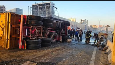 مصرع شخصين بسبب انقلاب تريلا علي سيارة بيجو بمحور القاهره الدائري