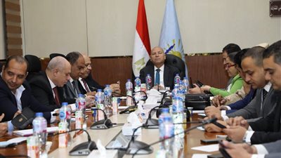 محافظ القاهرة يترأس اجتماعًا بغرفة العمليات المركزية لمتابعة الانتخابات