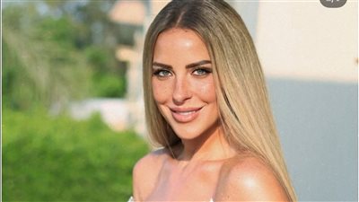 أناقة وجاذبية.. تفاصيل إطلالة ريم مصطفى في حفل زفاف نجلها