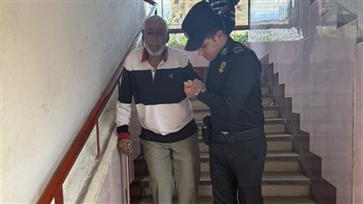 جاي بالعكاز.. شرطة الدقهلية تساعد مسنًا على الإدلاء بصوته في الانتخابات