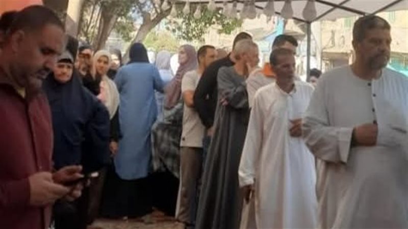 توافد الناخبين بمدرسة