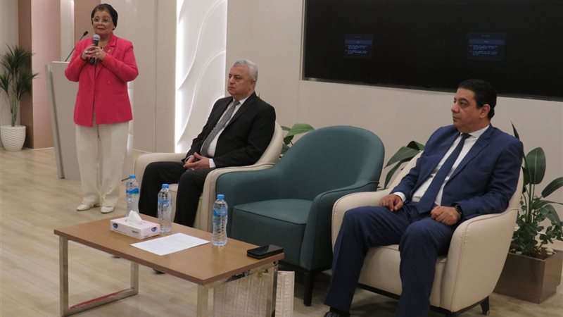 جانب من الندوة