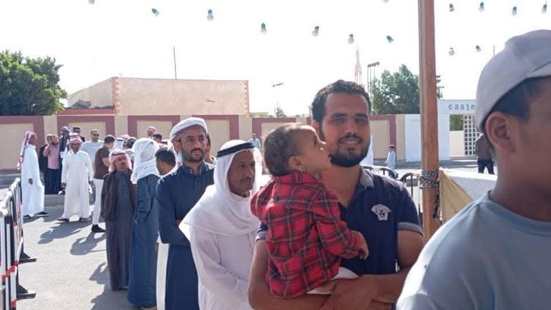 ناخب يحمل طفله في