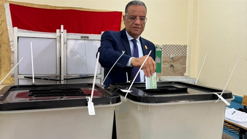 محمود مسلم يدلي بصوته