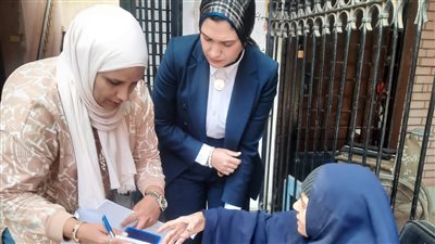 موقف إنسانى .. مستشارة تساعد سيدة مسنة للإدلاء بصوتها بمحافظة القليوبية 