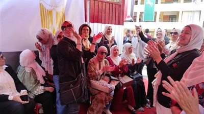 بالزغاريد وأعلام مصر.. إقبال كبير من الناخبين على لجان دمياط للإدلاء بأصواتهم