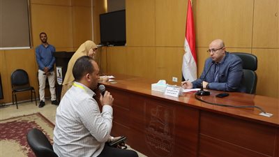 محافظ بنى سويف يقرر صرف إعانة لسيدة وفتاة ويوجه بسرعة حل مشكلات المواطنين