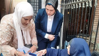 المستشارة يارا عنبة تساعد مسنة على الإدلاء بصوتها في شبين القناطر