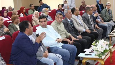 طلاب أسيوط يستعرضون نتائج الدراسة الميدانية ومشروعات التطوير بالسويس