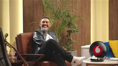 عمرو مصطفى يوضح آلية استخدام الـ AI في صناعة الأغاني مع زياد ظاظا