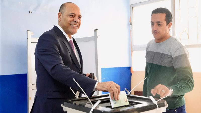 وزير العمل يدلي بصوته