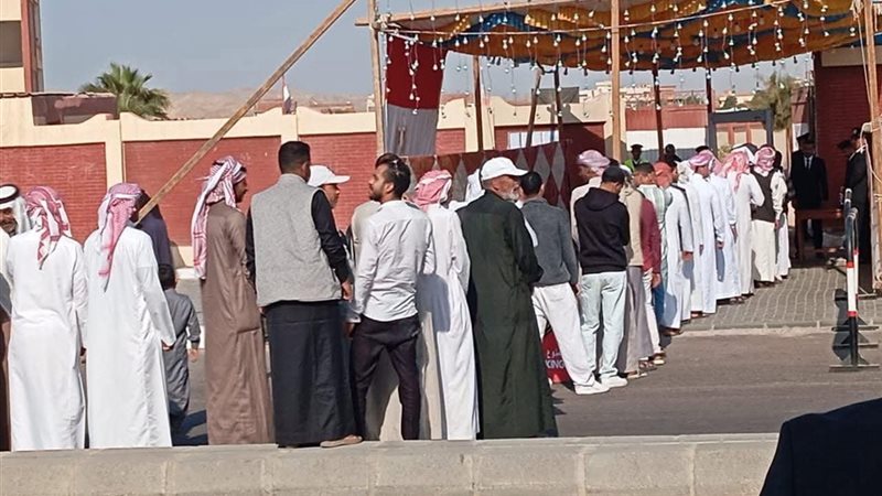 إقبال كثيف وطوابير