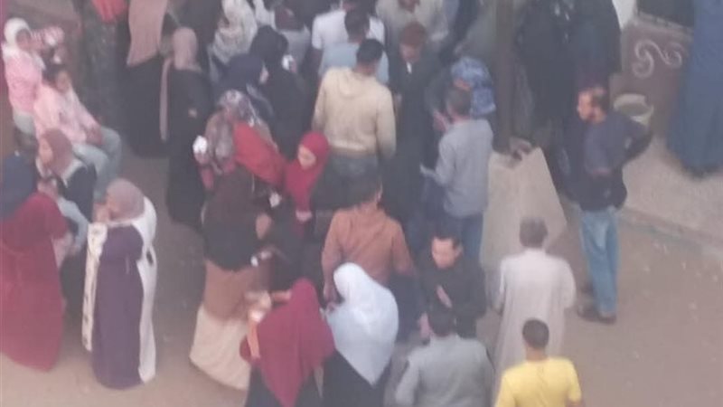 توافد المواطنين على