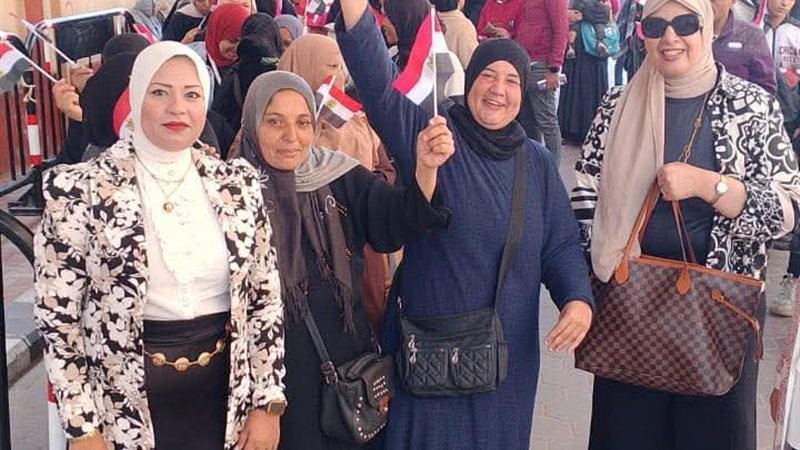 سيدات بورسعيد يرفعن