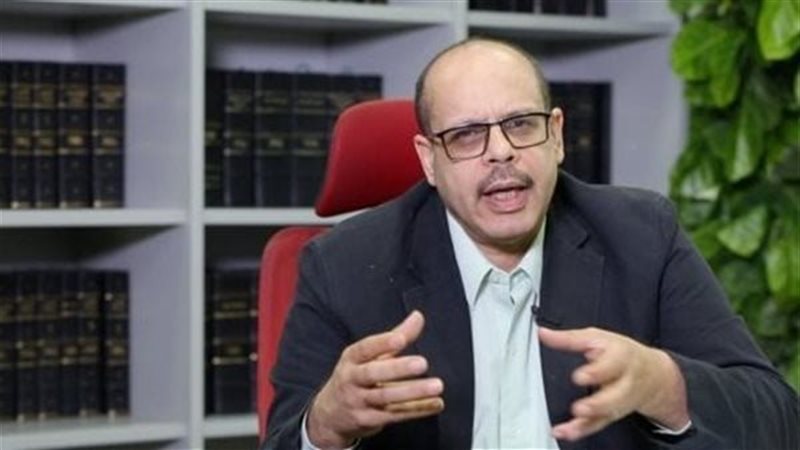 الكاتب الصحفي أكرم