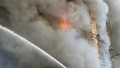 الصين.. حريق هائل يبتلع  مجمع سكني شاهق في هونج كونج|فيديو وصور