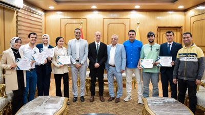تكريم الطلاب الفائزين بمسابقة الطالب المثالي بجامعة بنى سويف