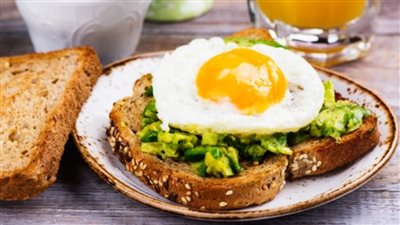 توست الأفوكادو مع بيض العيون .. وصفة سريعة وصحية لجوع الصباح 	