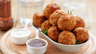 وصفة كرات الدجاج المقرمشة بصلصة الرانش .. وجبة محبوبة للأطفال 	