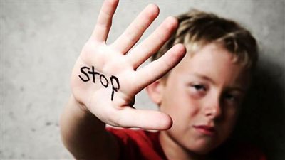 أستاذ طب نفسي يحذر من علامات التحرش بالأطفال ويقدم نصائح للوقاية