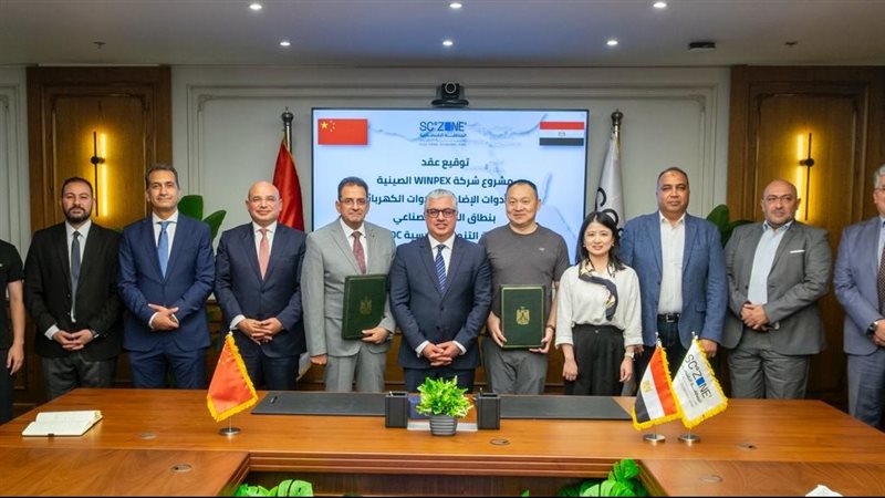 جانب من توقيع العقود