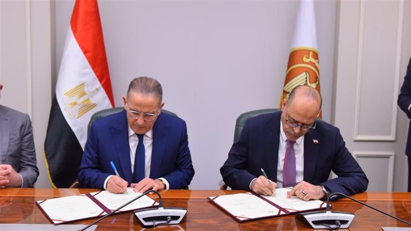 جانب من التوقيع