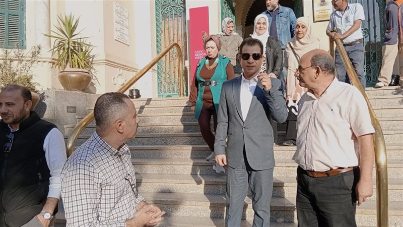 هشام عطوة يتفقد مكتبة