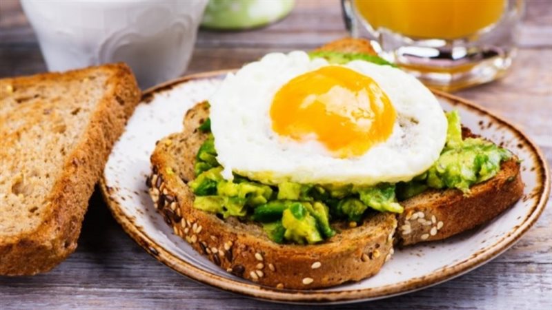 بيض عيون مع الأفوكادو