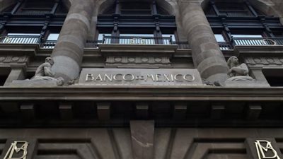 بنك المكسيك يخفض توقعات النمو مع التشكيك في تفاؤل التضخم