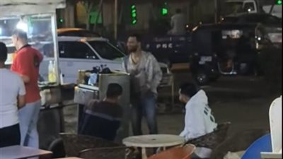 بملابس غريبة وهيئة مشردة.. ظهور صادم لصاحب تريند «انتش واجري»|شاهد