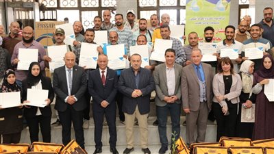 محافظ أسيوط يسلم حقائب السباكة لأبناء المحافظة لتمكينهم في الحرف اليدوية