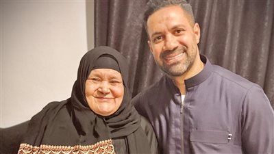بر الوالدين.. حسني عبد ربه ينشر صورة مع والدته ويدعو لها 
