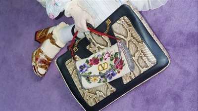 حقيبة Valentino Garavani DeVain من فالنتينو تتصدر المشهد 