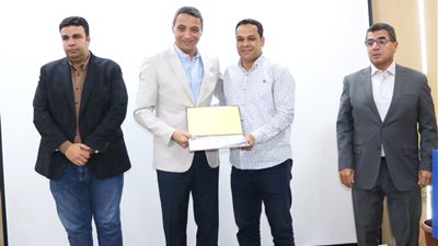 محافظ السويس يكرم أحمد علي مدير عام مديرية التموين والتجارة الداخلية بالمحافظة