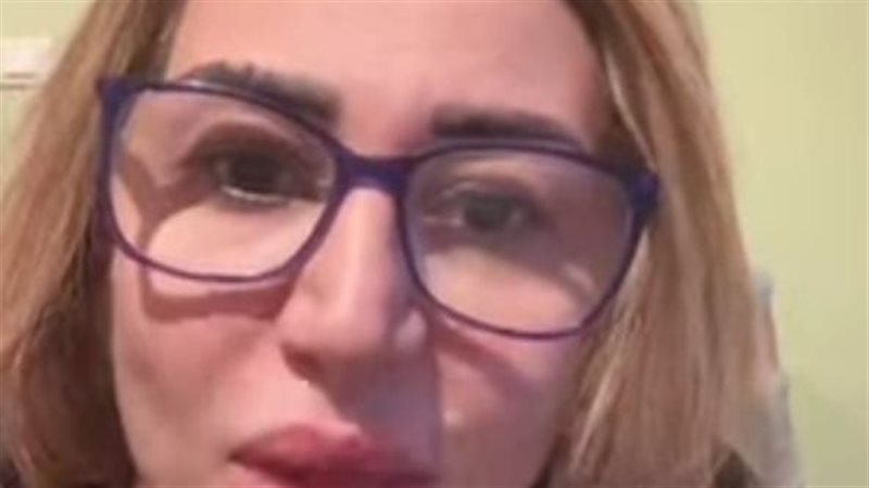 سيدة تستغيث من عامل