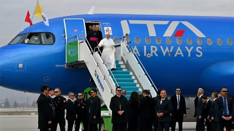 بابا الفاتيكان يصل