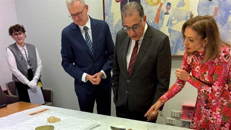 استراليا تسلم 17