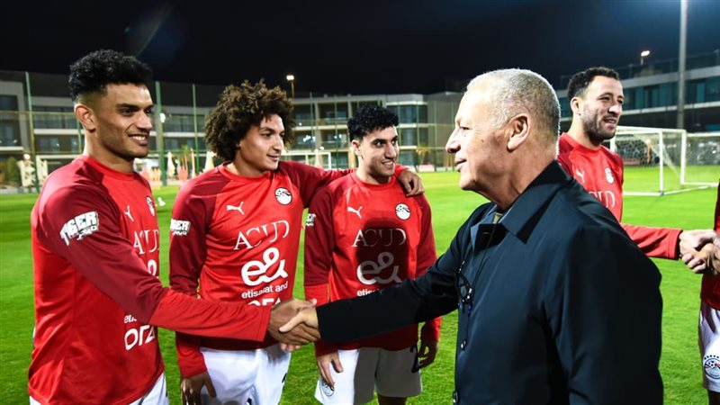 هاني أبوريدة مع لاعبي